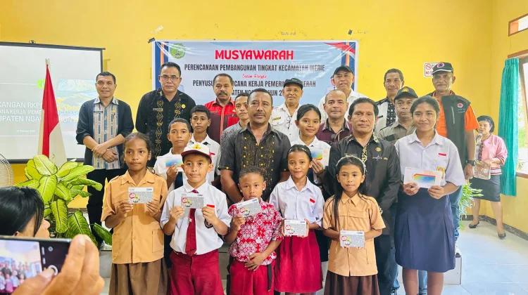 Wabup Ngada Serahkan PIP saat Musrenbang di Kecamatan Inerie