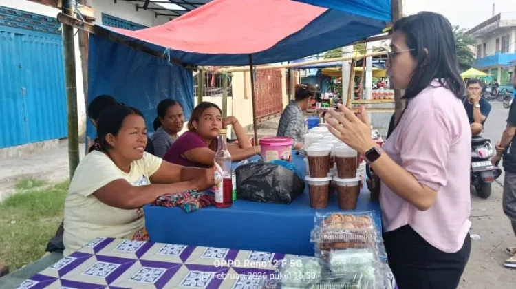 BRI Maumere Dorong Pedagang Takjil Gunakan QRIS