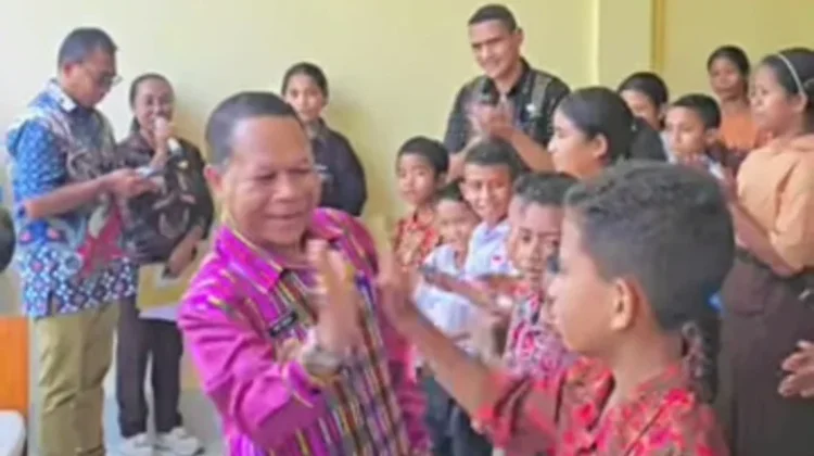 Bupati Ngada Serahkan Beasiswa PIP Daerah Murni Kasih