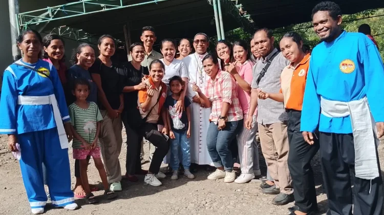 Mgr. Yohanes Hans Monteiro Rayakan Misa Bersama Penyintas Lewotobi