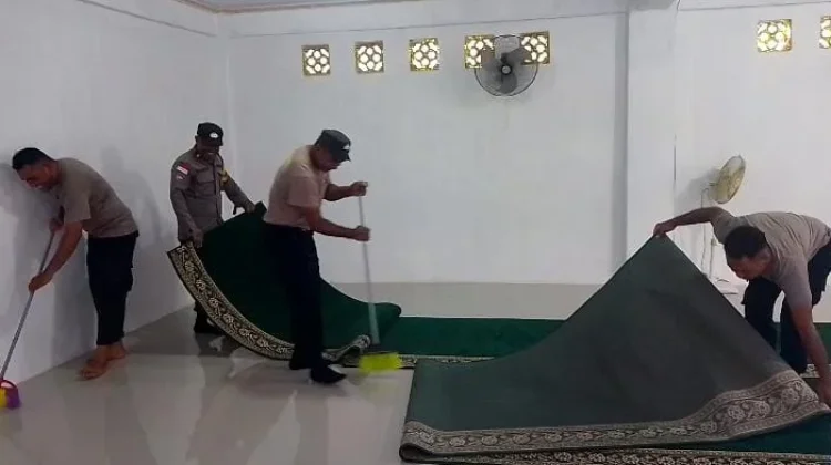 Polsek Pulau Ende Gelar Kerja Bakti Sambut Ramadhan