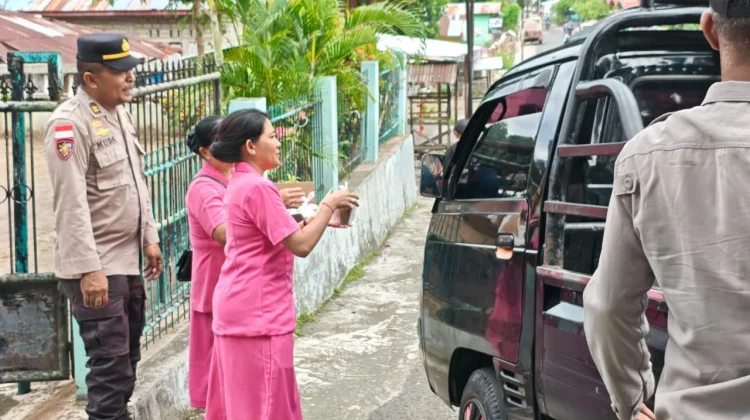 Polsek Ndona Bagikan 150 Cup Takjil untuk Pengendara