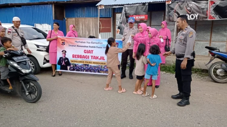 Satpolairud Polres Manggarai Berbagi Takjil Ramadan di Reo
