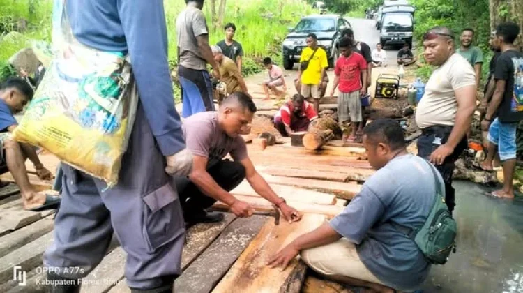 Polisi dan Warga Bersatu, Plat Deker Darurat Bangkitkan Akses Desa