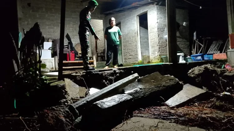 Sinergi Babinsa Elar dan Warga Bersihkan Puing Rumah Warga Pesisir