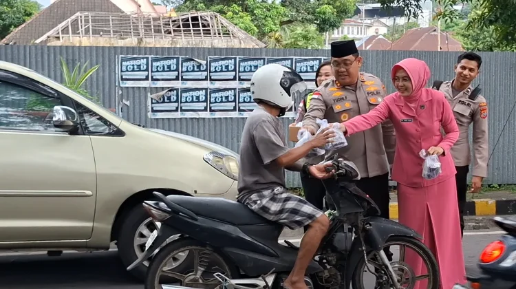 Polres Ende dan Bhayangkari Bagikan 200 Paket Takjil di Jalan Soekarno