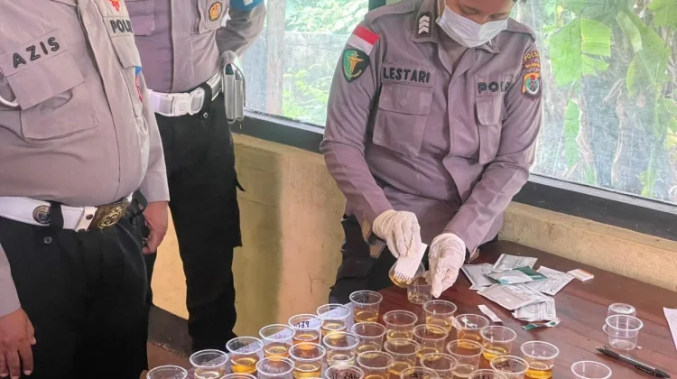 138 Personel Polres Manggarai Barat Jalani Tes Urine