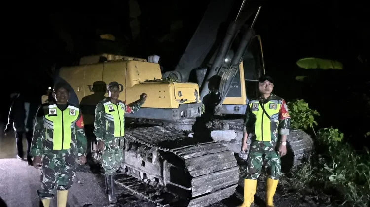 Babinsa Koramil 1602-04 Maurole Turut Evakuasi Material lonngsor di Desa Mausambi