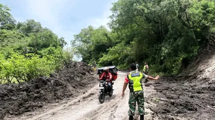 Babinsa Maurole Lakukan Monitoring Jalan Pasca Longsor