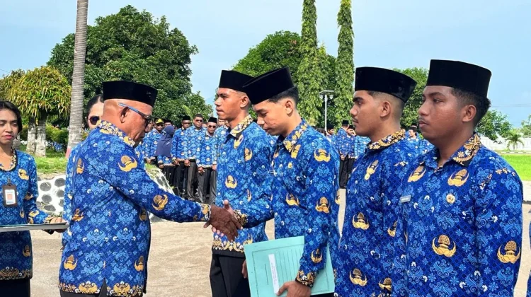 Bupati Lembata Serahkan SK CPNS Formasi 2025 pada Apel Kesadaran