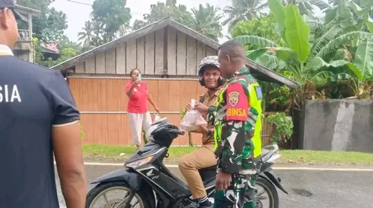 Babinsa Ndona Gelar Komsos dan Bagi Takjil ke Warga