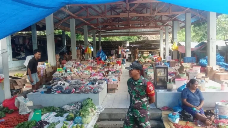 Jaga Kamtibmas, Babinsa Bajawa Patroli Keamanan di Pasar Lindi Riung Barat