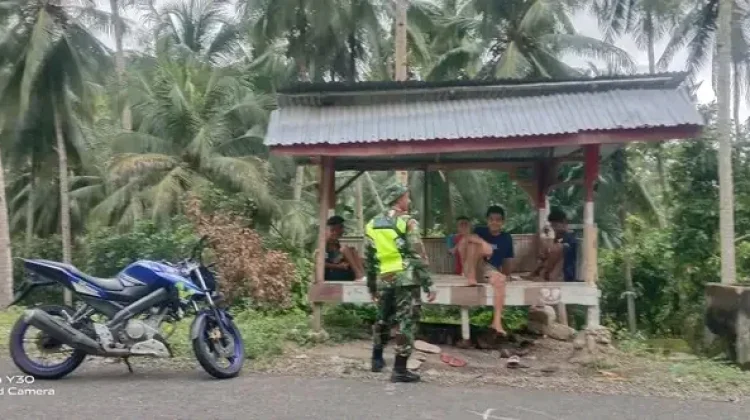 Babinsa Laksanakan Monitoring Wilayah dan Komsos di Nangapanda
