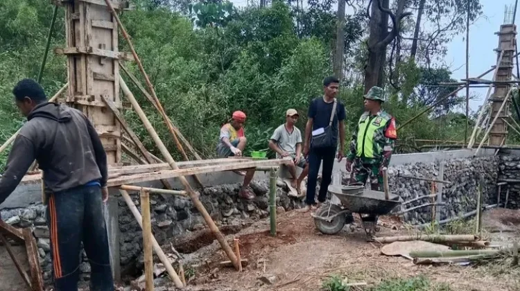 Babinsa Monitoring Proyek Koperasi Desa Kebesani di Detukeli