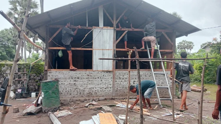 TMMD Ke-127, Kodim 1603/Sikka dan Warga  Rehab Rumah Warga