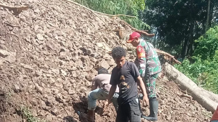 Sinergi TNI-Warga Desa Gotong Royong Tangani Longsor di Golo