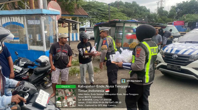 Satlantas Polres Ende Bagikan 100 Paket Takjil
