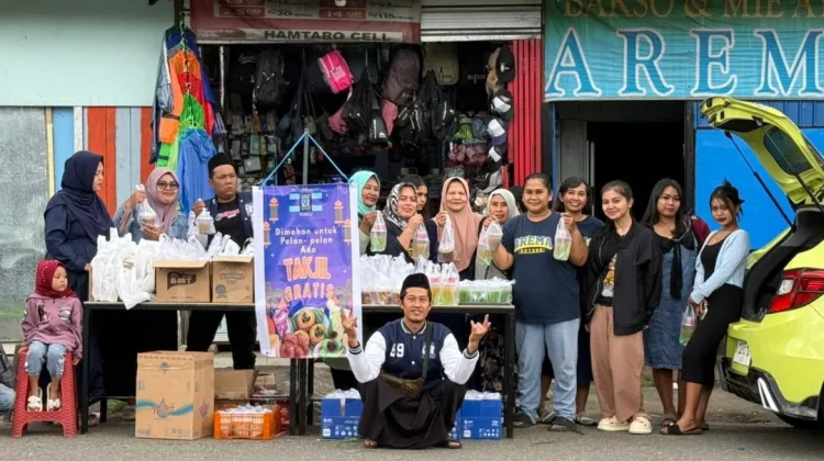 Paguyuban Arema–Arek Jatim Bagikan 800 Takjil untuk Warga Manggarai