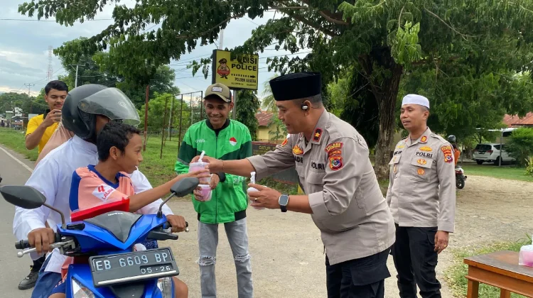 Polres Nagekeo Bagikan Takjil Ramadhan di Aesesa