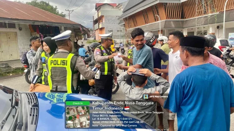 Satlantas Polres Ende Berbagi Takjil di Bulan Ramadhan