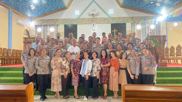 Harmoni di Balik Seragam, Personel Polres Mabar Meriahkan Misa di Gereja MBSB