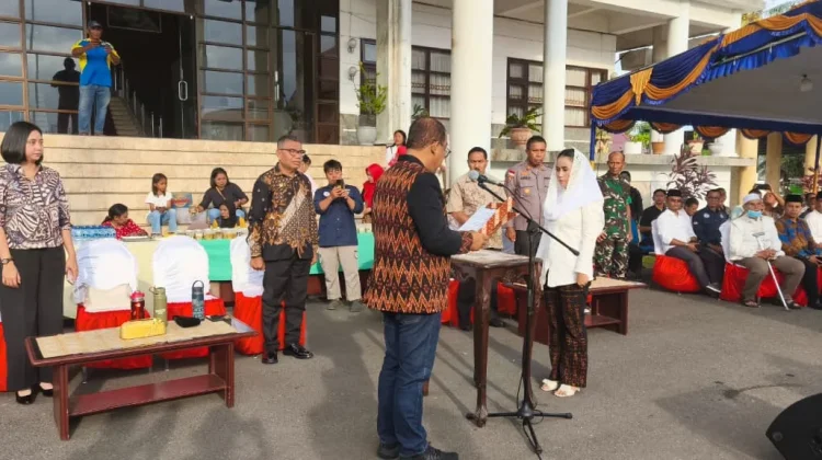 Cicih Badeoda Dikukuhkan sebagai Bunda Literasi Ende