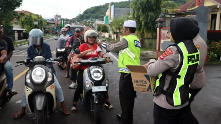 Polres Flores Timur Bagikan Takjil untuk Pengendara di Depan Mako
