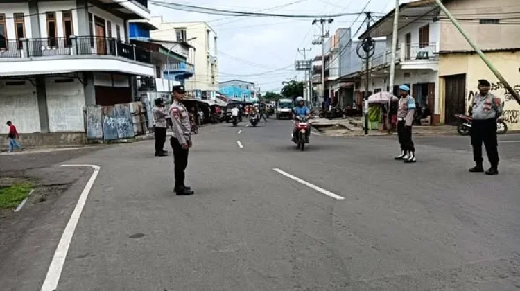 Polsek Adonara Timur Jaga Kelancaran Aktivitas Pasar Inpres Waiwerang