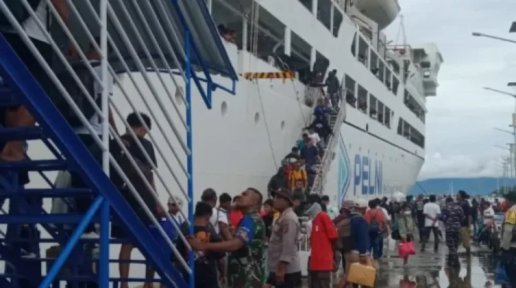 Babinsa Koramil Larantuka Amankan Kedatangan KM Lambelu di Pelabuhan PELNI