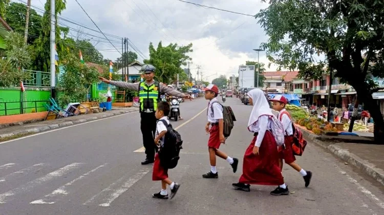 Satlantas Polres Flores Timur Amankan Arus Pagi di Sejumlah Sekolah Larantuka