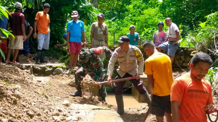 Sinergi TNI-Polri dan Warga Bersihkan Irigasi Wae Cebong Pascabanjir