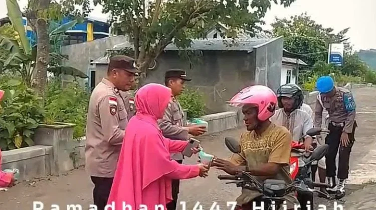 Polsek Pulau Ende Bagikan Takjil dan Bensin Gratis bagi Tukang Ojek