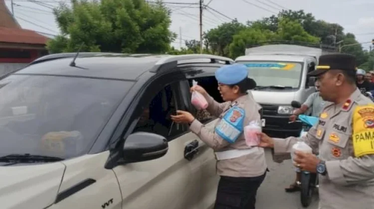 Sie Propam Polres Sikka Berbagi Takjil Ramadan