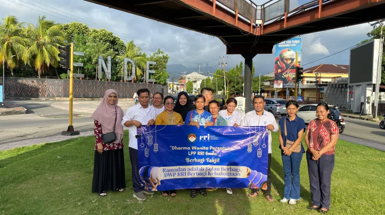 DWP LPP RRI Ende Bagikan 200 Takjil di Simpang Lima