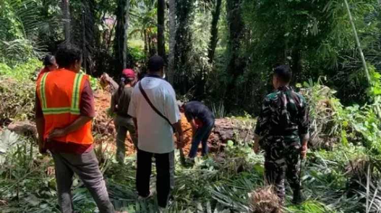 Babinsa Wulanggitang Bersihkan Jalan Persiapan Jembatan Boru Kedang