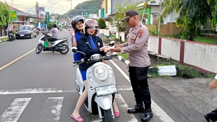 Senja Ramadan, Polisi Berbagi di Larantuka