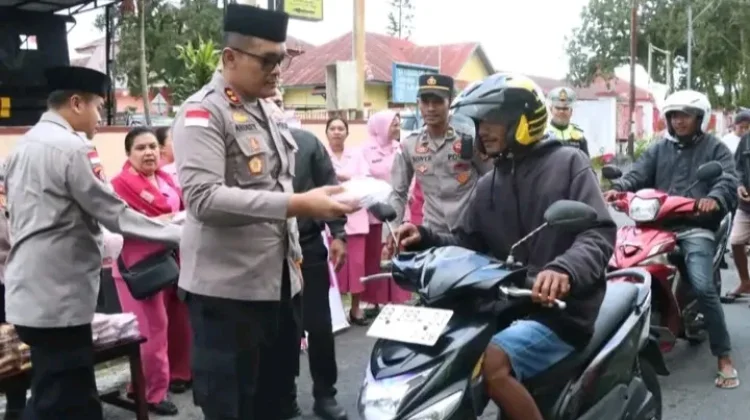 Polres Ngada Bagikan Takjil Ramadan, Wujud Kepedulian Sosial