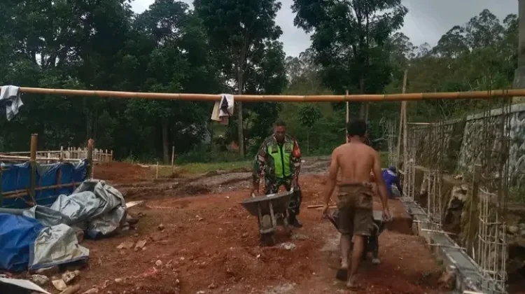 Babinsa Maurole Tinjau Pembangunan Koperasi Merah Putih di Detukeli