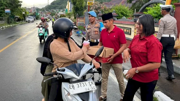 Polres Flores Timur Berbagi Takjil Ramadan untuk Pengendara