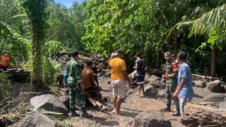 Babinsa Koramil 1624-06/Wulanggitang Sigap Pantau Dampak Banjir