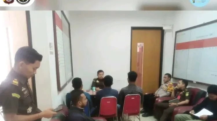Polsek Riung Serahkan Tersangka Pengeroyokan ke Kejari Ngada