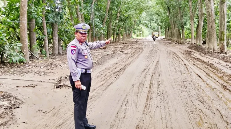 Satlantas Polres Flores Timur Survei Jalur Trans Flores Terdampak Cuaca Ekstrem
