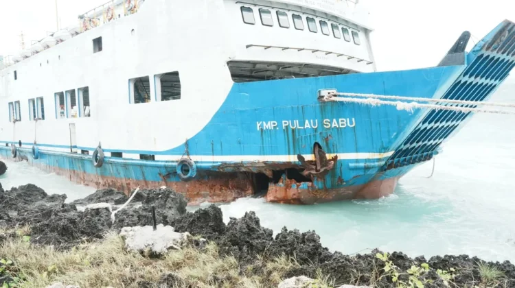 Dua Kapal Milik Pemprov NTT Karam akibat Cuaca Ekstrem