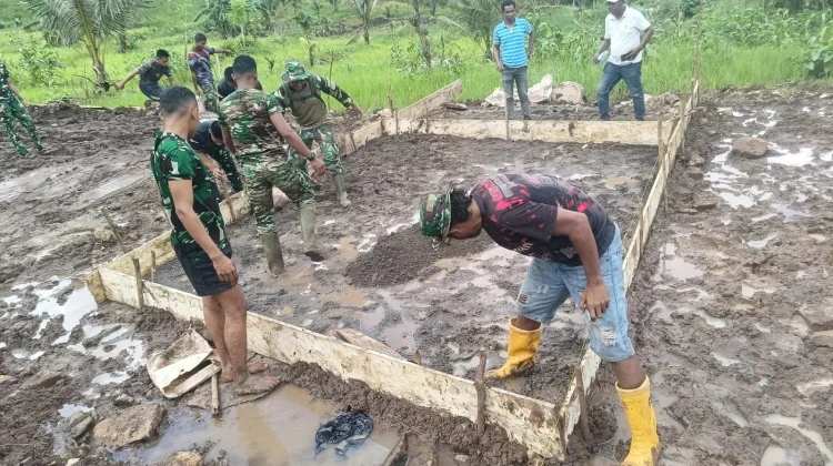TMMD Ke-127, Kodim Sikka dan Warga Intensifkan Pengecoran Cross Way di Desa Werang