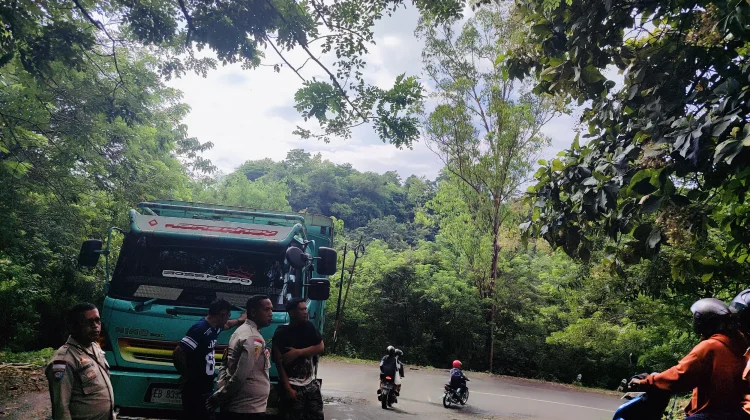 Truk Ekspedisi Mogok di Tanjakan Wae Nengke, Polisi Berlakukan Sistem Buka-Tutup