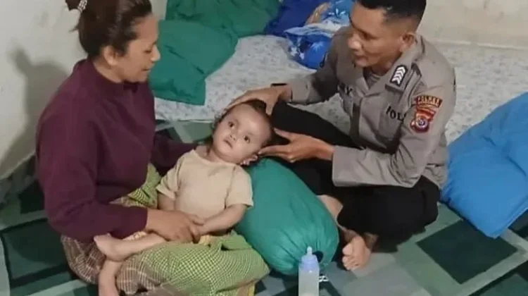 Polisi Jemput Bola Layanan Kesehatan Pedalaman