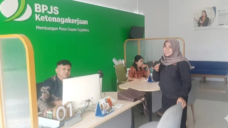 Peserta Datangi BPJS Ketenagakerjaan Klaim Jaminan Hari Tua