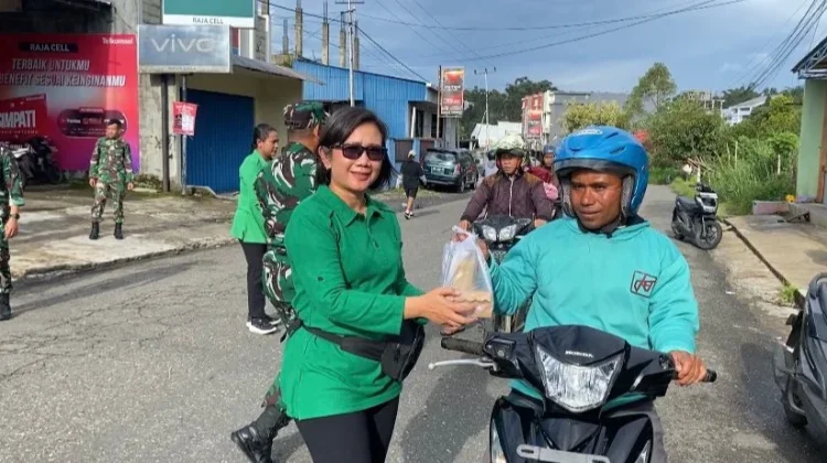 TNI dan Persit Kodim Manggarai Berbagi Takjil, Hangatkan Ramadan di Langke Rembong