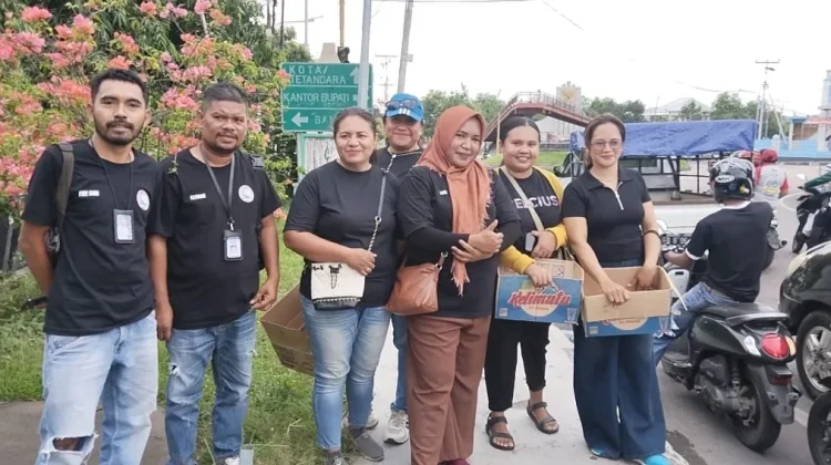 Wartawan Ende Berbagi Takjil Bersama Keluarga di Ramadan