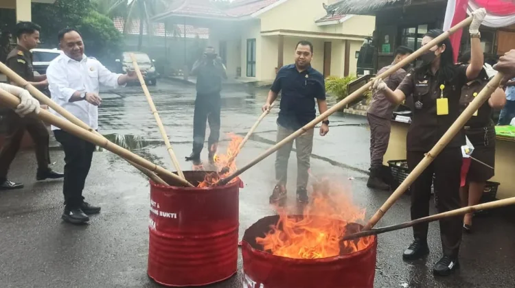 Kejari Sikka Musnahkan Barang Bukti 41 Perkara